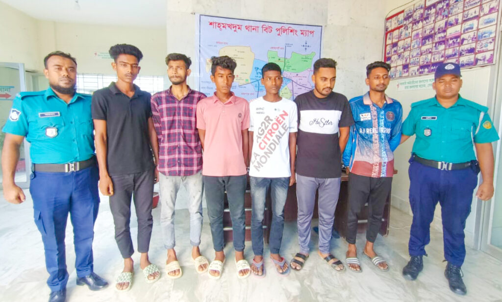 রাজশাহীতে যৌন হয়রানি ও অর্থ আদায়ের অভিযোগে গ্রেফতার ৬