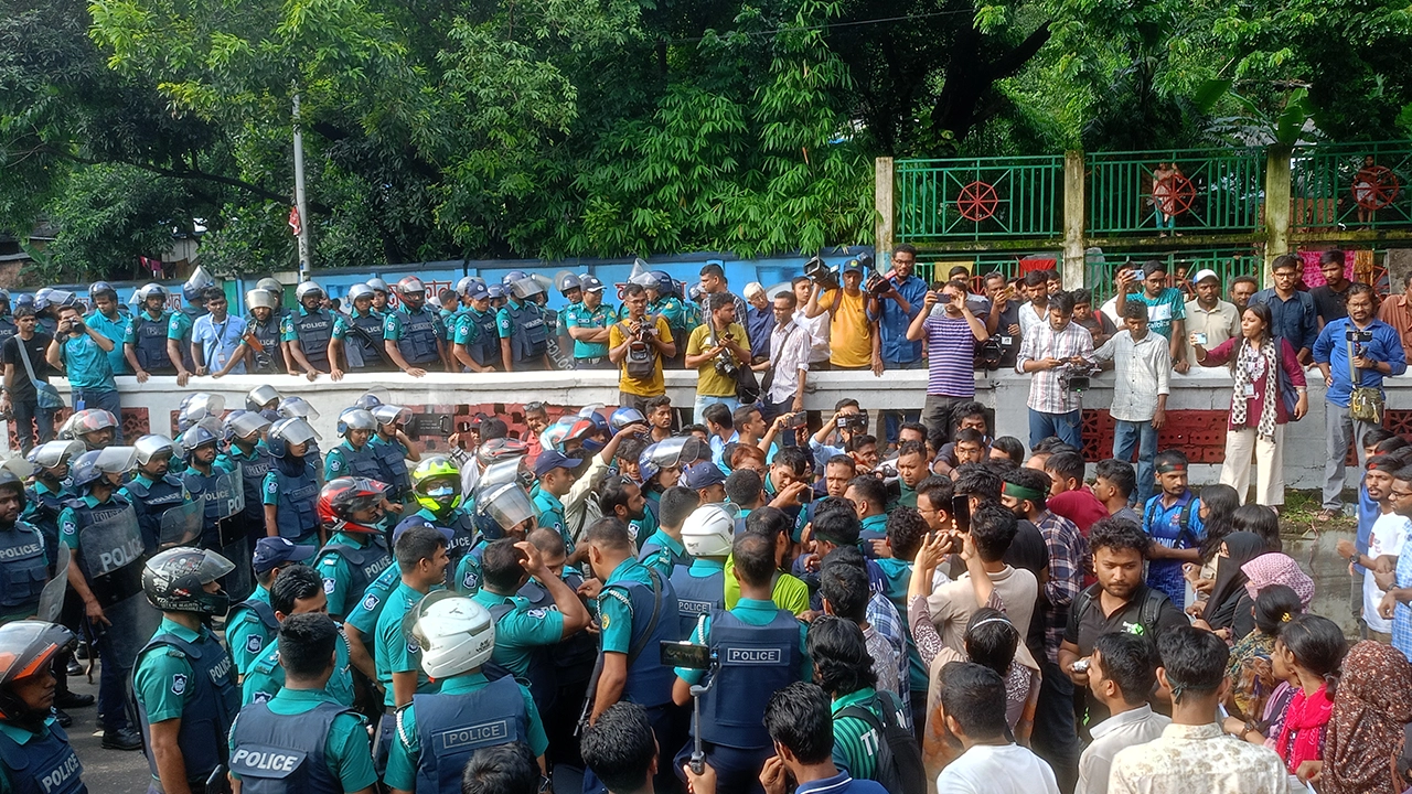 চবিতে আন্দোলনরত শিক্ষার্থীদের ওপর পুলিশের লাঠিচার্জের অভিযোগ