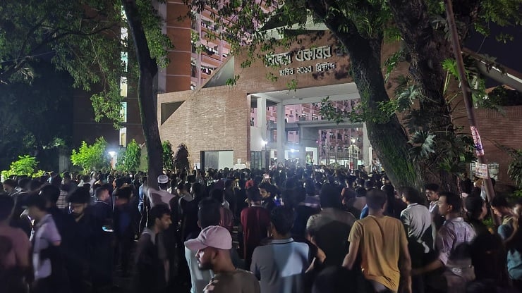 মধ্যরাতে শিক্ষার্থীদের বিক্ষোভে উত্তাল ঢাবি