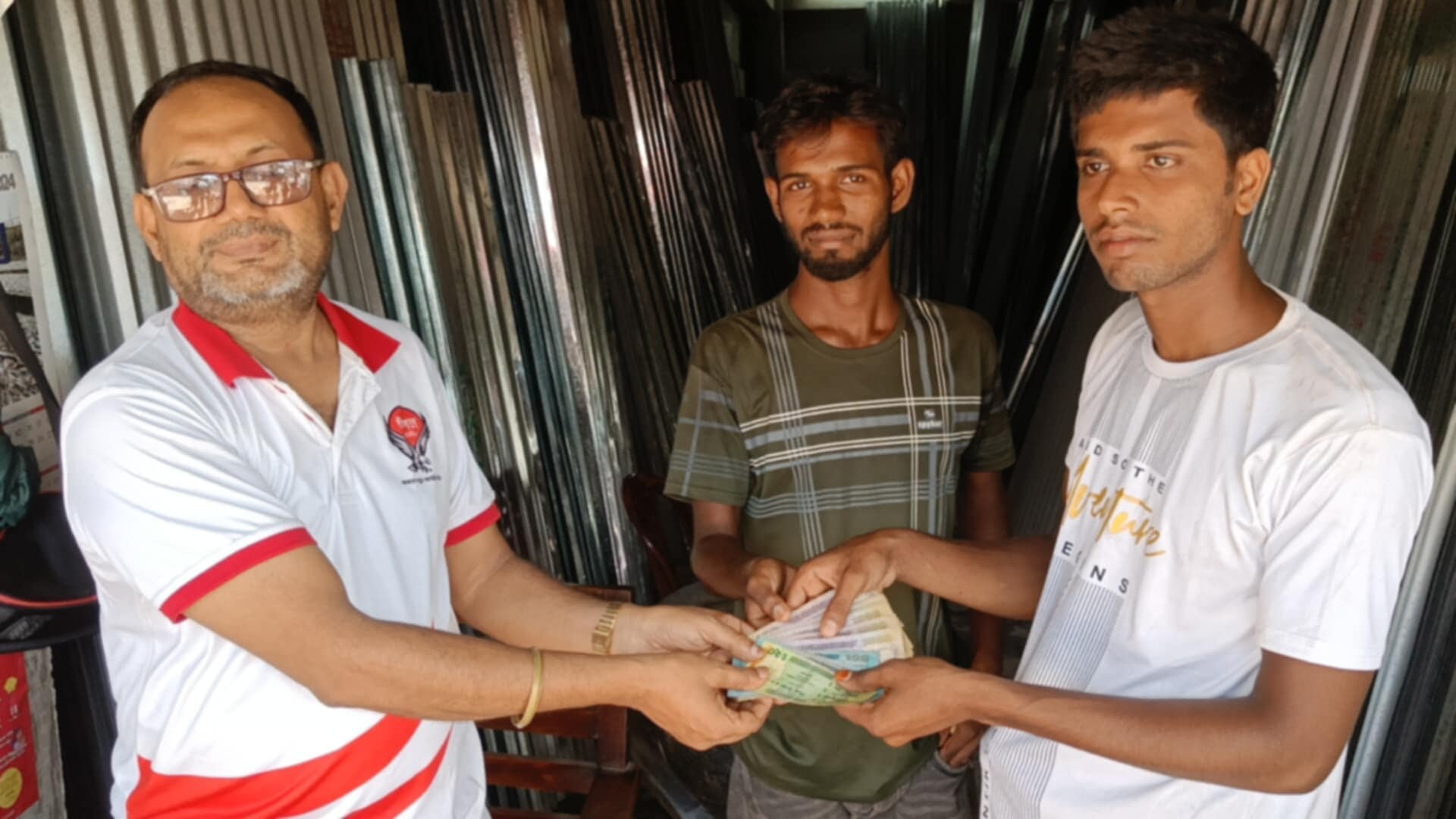 বাগমারায় ক্রেতার হারিয়ে যাওয়ার টাকা কুড়িয়ে পেয়ে ফেরত দিলেন ব্যবসায়ী