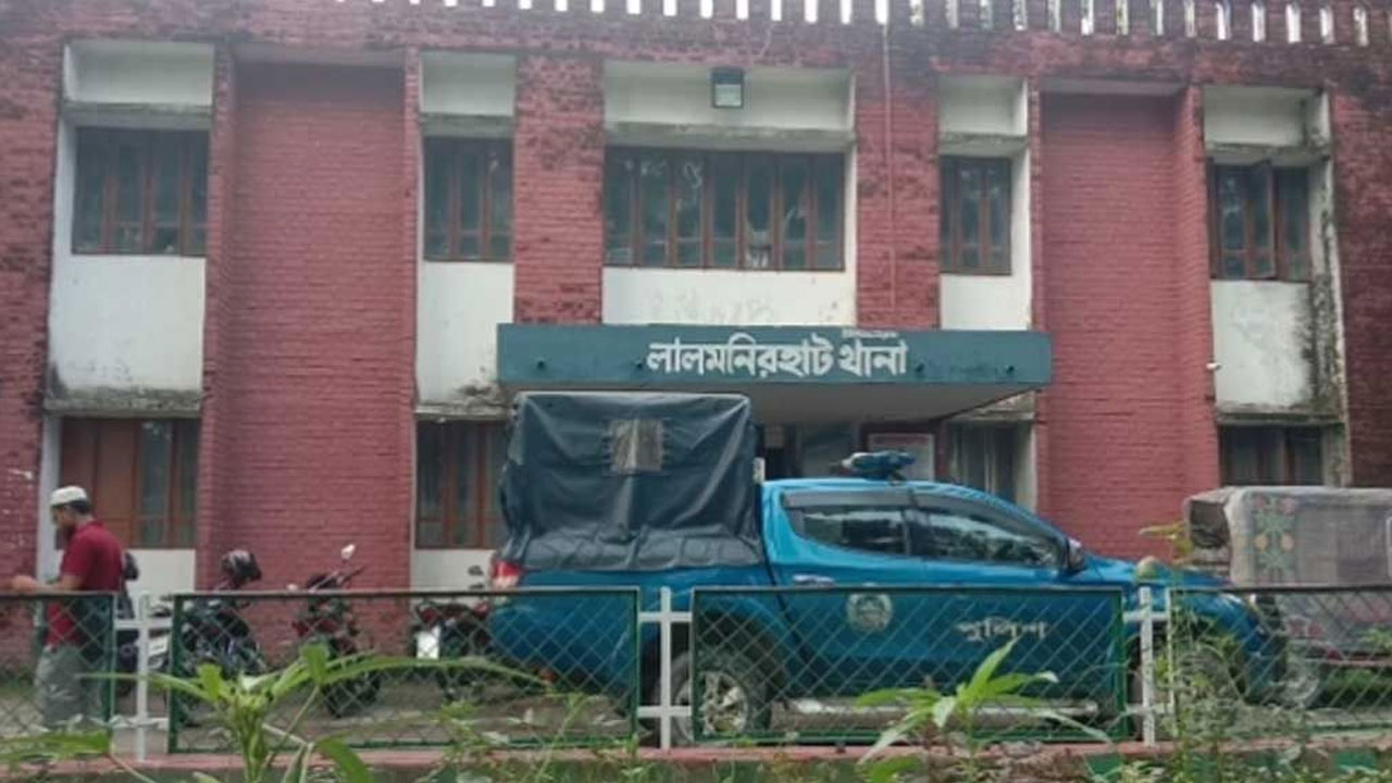 কলেজছাত্রীকে বিবস্ত্র করে নির্যাতন, লজ্জায় আত্মহত্যা