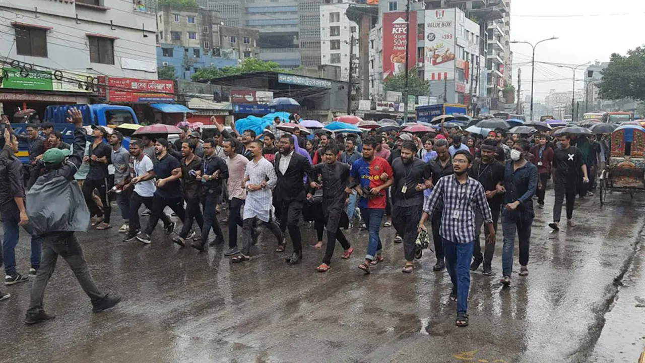 বৃষ্টির মধ্যেই ব্র্যাকের শিক্ষার্থীদের গণমিছিল