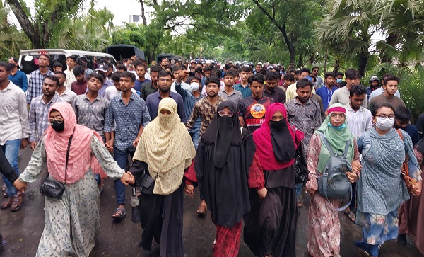 পাবনায় পুলিশী পাহাড়ায় শিক্ষার্থীদের শান্তিপূর্ণ গণমিছিল