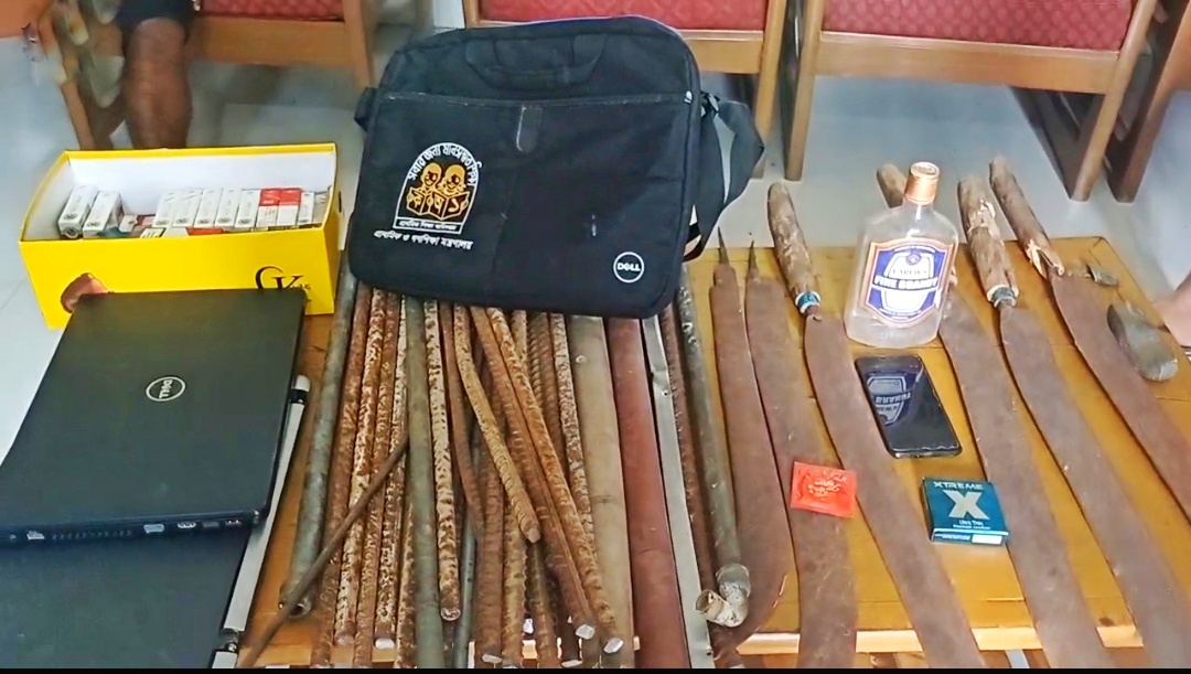 রাবির বিভিন্ন হলে ছাত্রলীগের কক্ষ থেকে দেশীয় অস্ত্র উদ্ধার