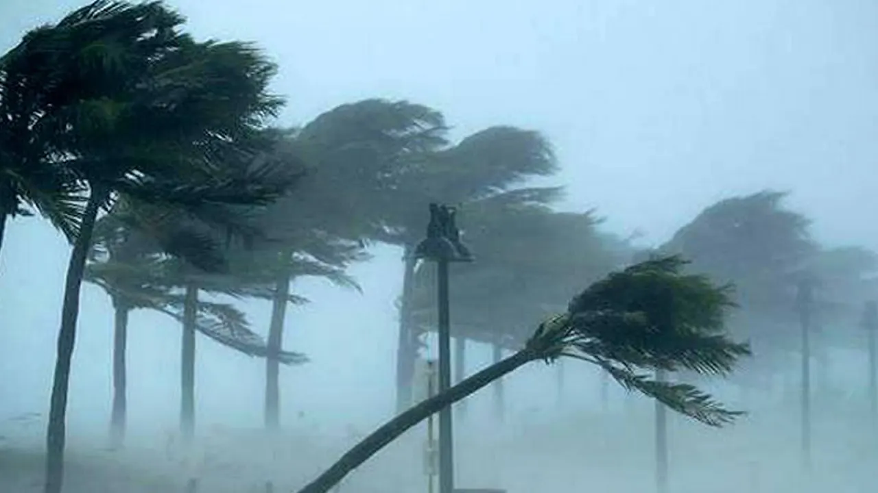 রাতেই ১২ জেলায় ৬০ কিলোমিটার বেগে ঝড়ের পূর্বাভাস