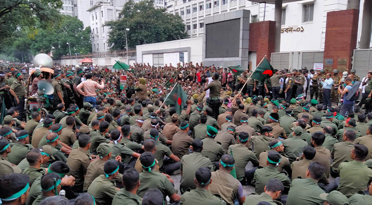 সচিবালয়ের সব গেট বন্ধ, আনসার সদস্যদের বিক্ষোভ