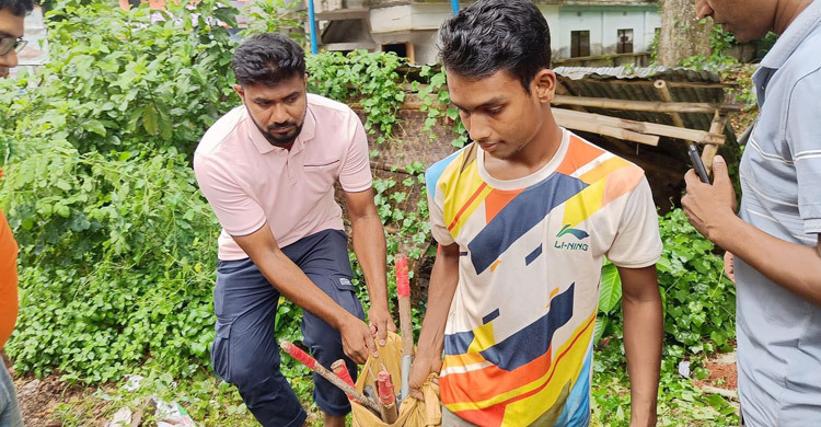 বাগমারায়  র‌্যাব-পুলিশের  যৌথ অভিযানে দেশীয়  অস্ত্র ও ককটেল উদ্ধার