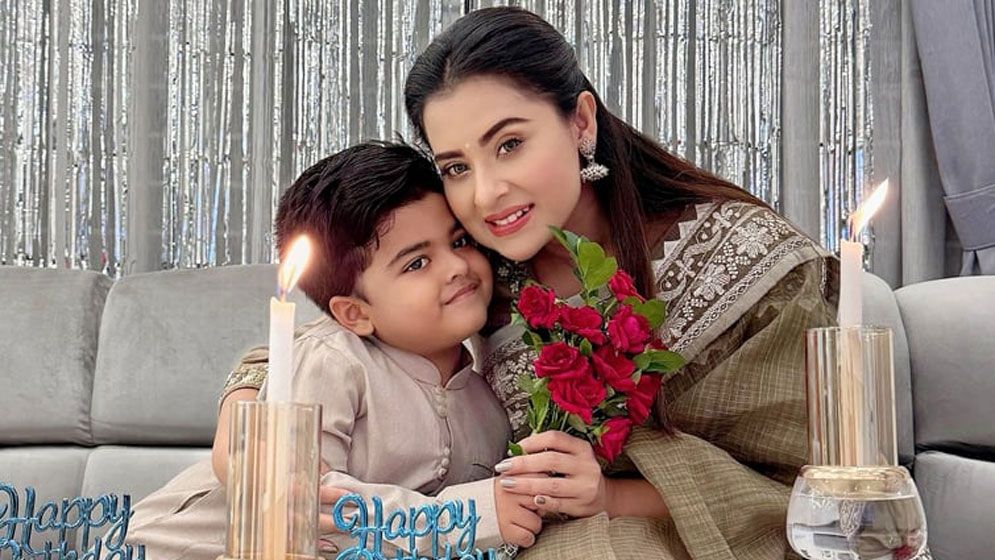ছেলেকে নিয়ে কেক কেটে আবেগপ্রবণ বুবলী