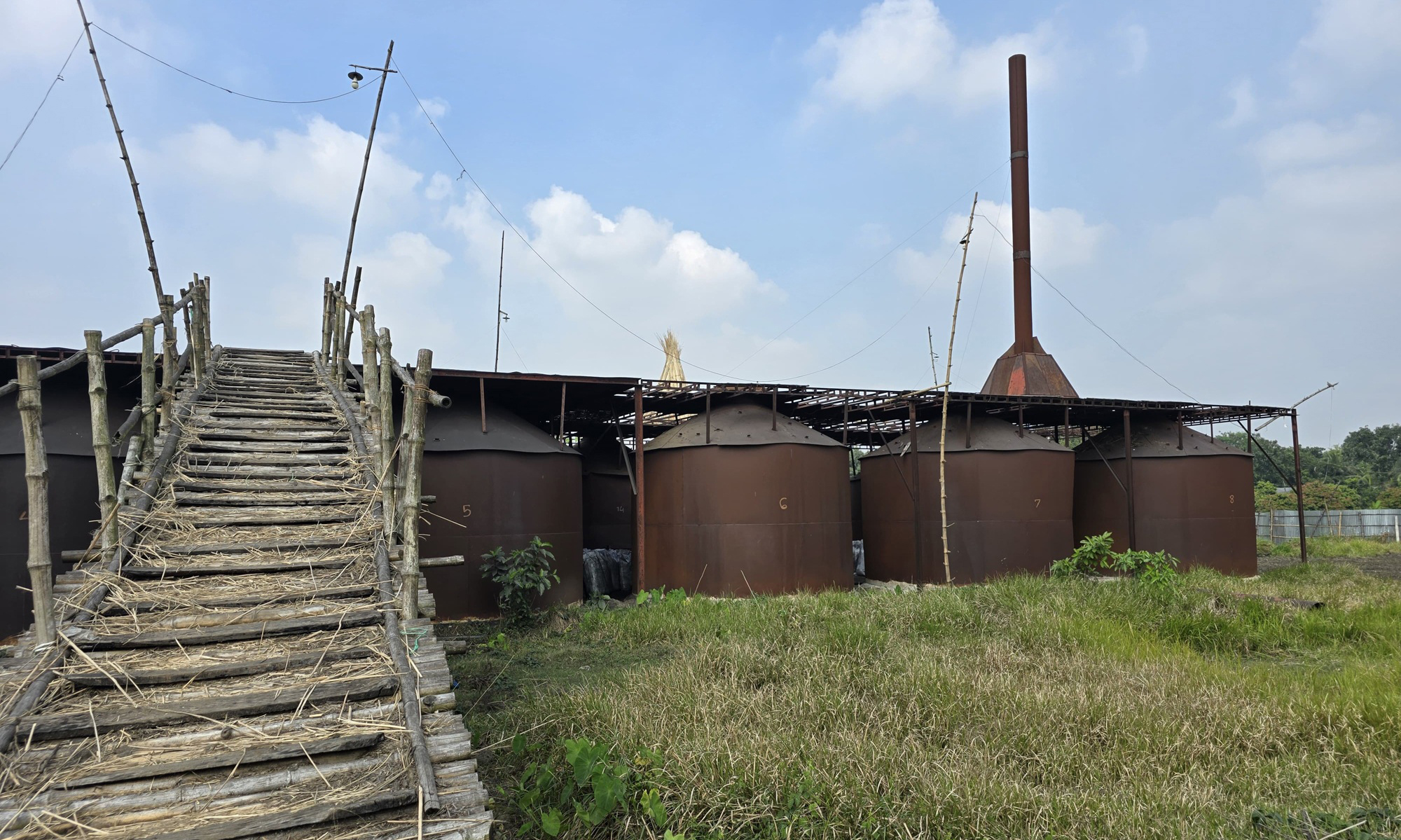 পাবনায় কার্বন উৎপাদনকারী দু'টি প্রতিষ্ঠানকে জরিমানা