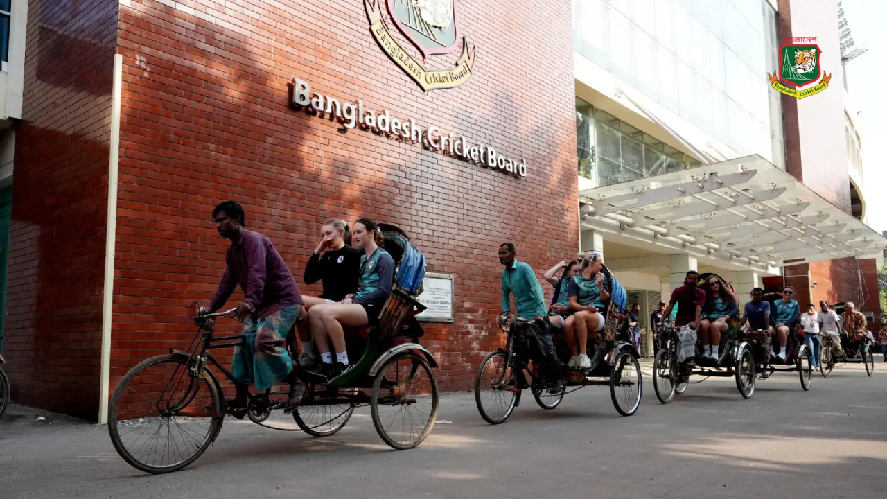 রিকশায় আইরিশ ক্রিকেটারদের অন্যরকম অভিজ্ঞতা