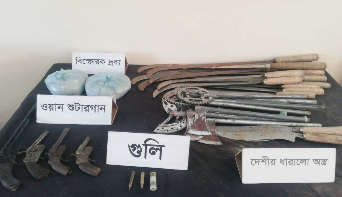 বাগমারায় বিপুল দেশীয় অস্ত্র গানপাউডার জব্দ