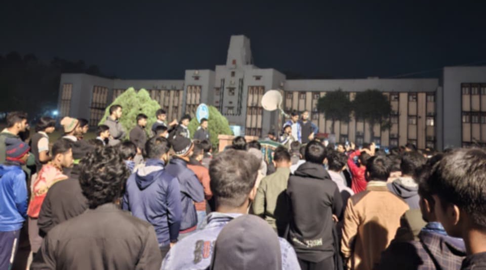 রাবিতে পোষ্য কোটা বাতিলের দাবিতে বিক্ষোভ, সমাবেশ