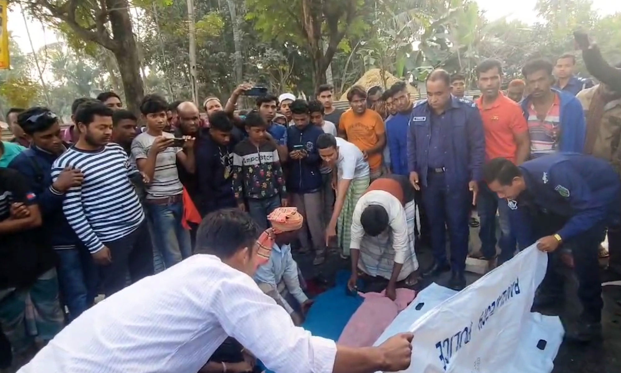 পাবনার তেলকুপিতে বাসচাপায় গৃহবধূ নিহত, আহত ২