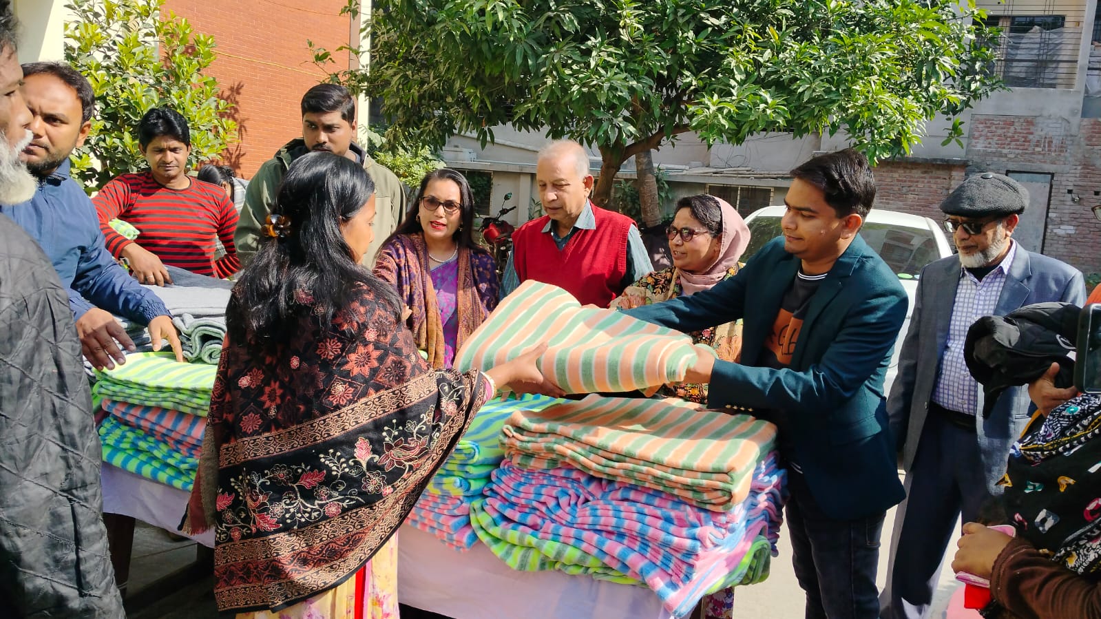 নগরীতে রাজশাহী রক্ষা সংগ্রাম পরিষদের শীতবস্ত্র বিতরণ