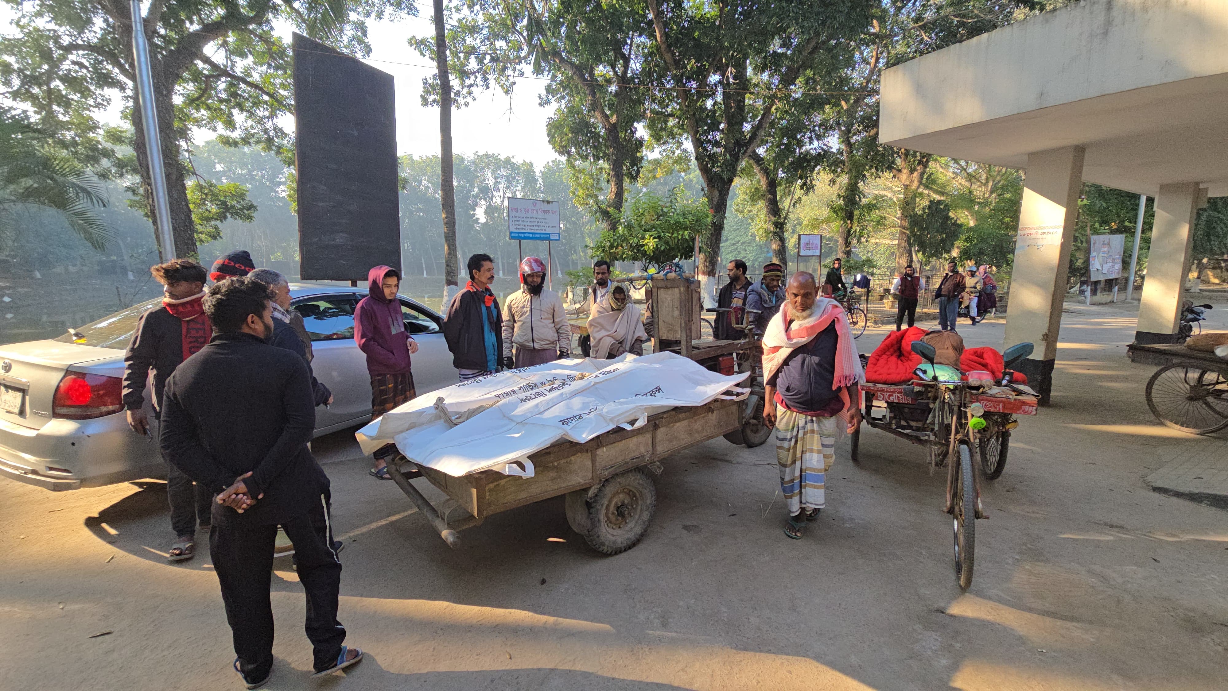 দাঁড়িয়ে থাকা করিমনে ট্রাকের ধাক্কায় ঝরলো ৩ প্রাণ