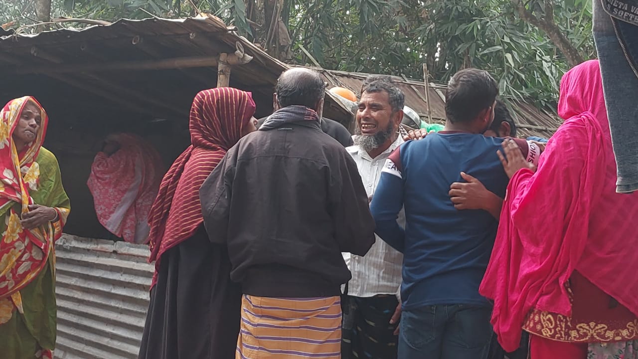 দুর্গাপুরে ভুল চিকিৎসায় প্রসূতি ও নবজাতকের মৃত্যু, হাসপাতাল ঘেরাও