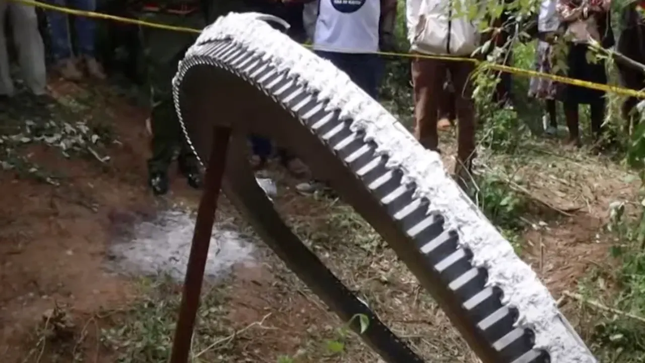 মহাকাশ যানের বড় টুকরা পড়ল প্রত্যন্ত গ্রামে