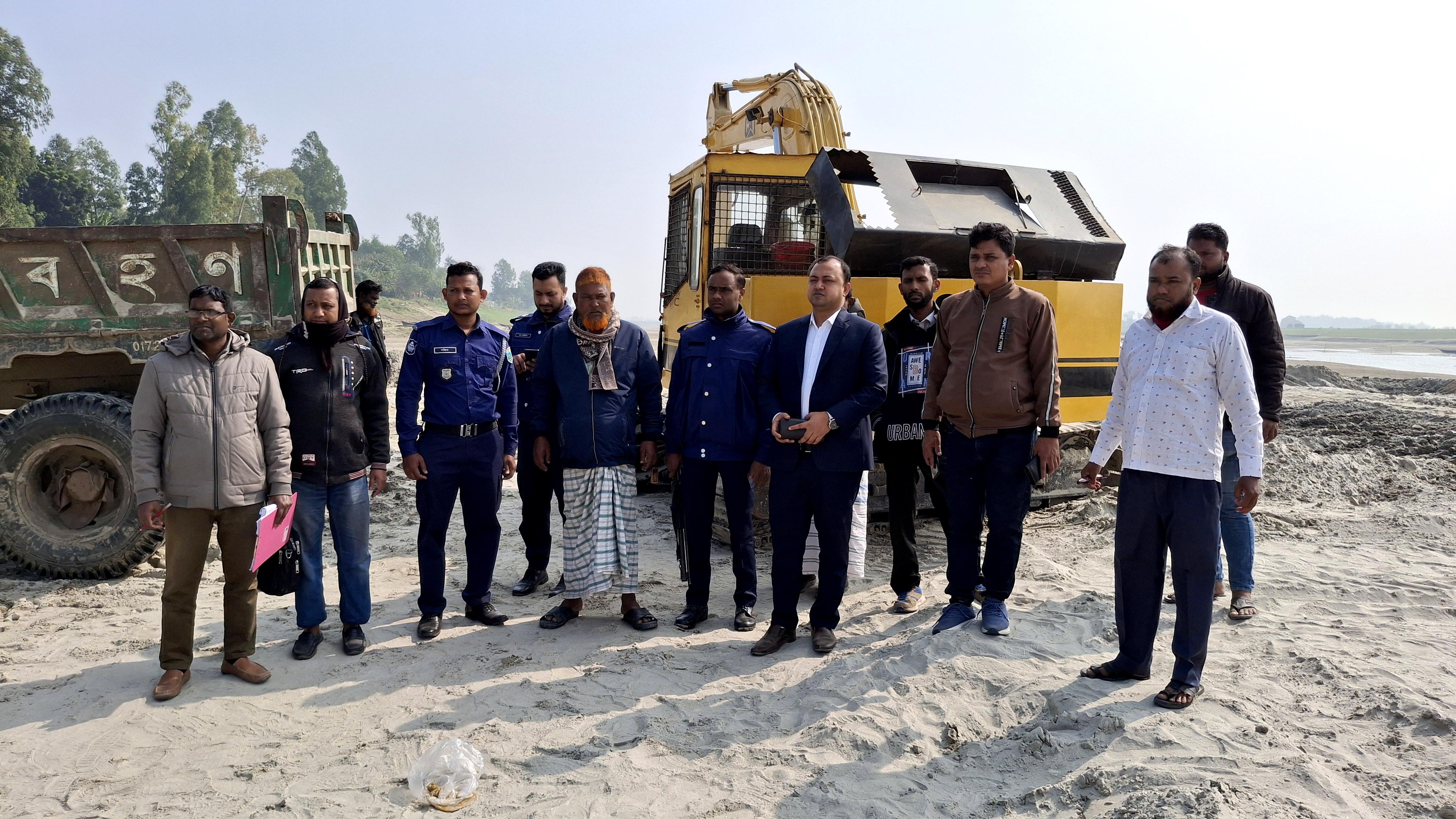 অবৈধভাবে বালু উত্তোলনের দায়ে দুইজনের জরিমানা ও একজনকে কারাদণ্ড