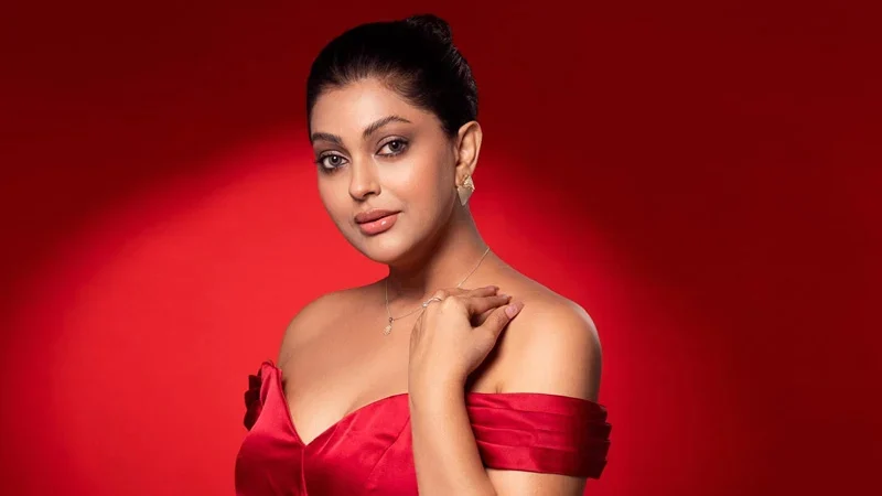 লন্ডন যাওয়ার পথে চিত্রনায়িকা নিপুণ আটক