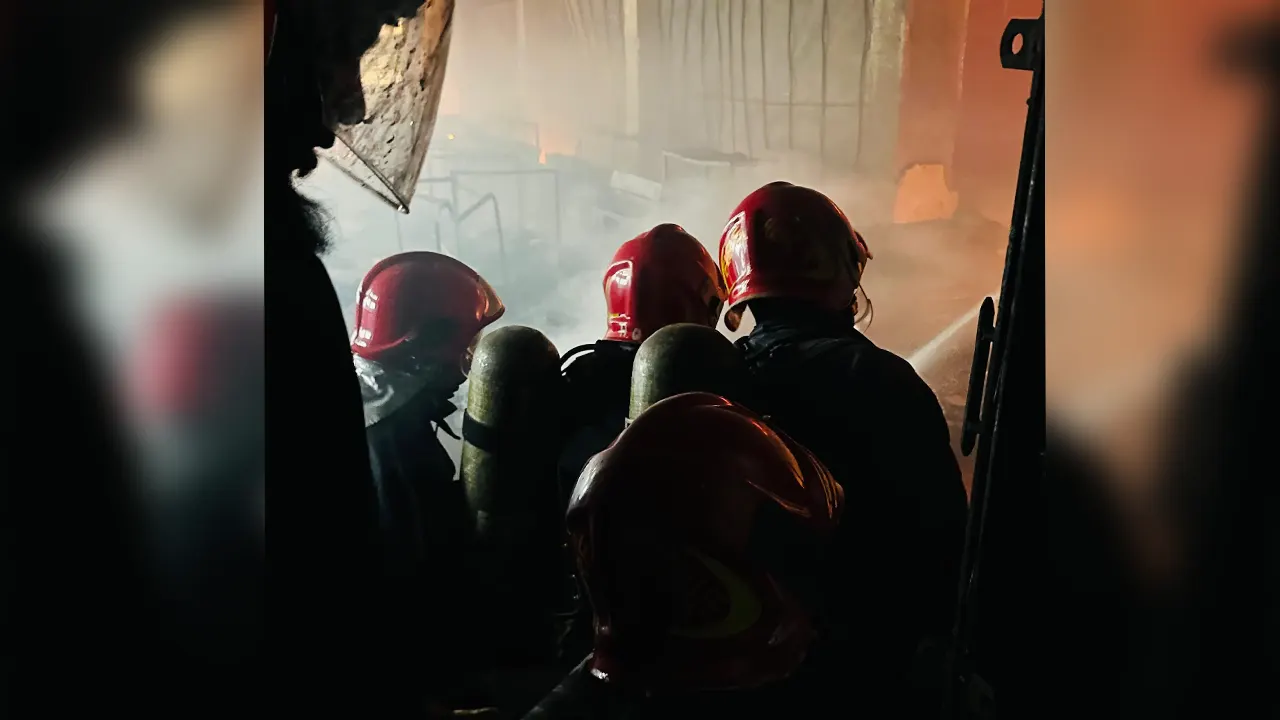 ৩ ঘণ্টা পর হাজারীবাগের আগুন নিয়ন্ত্রণে