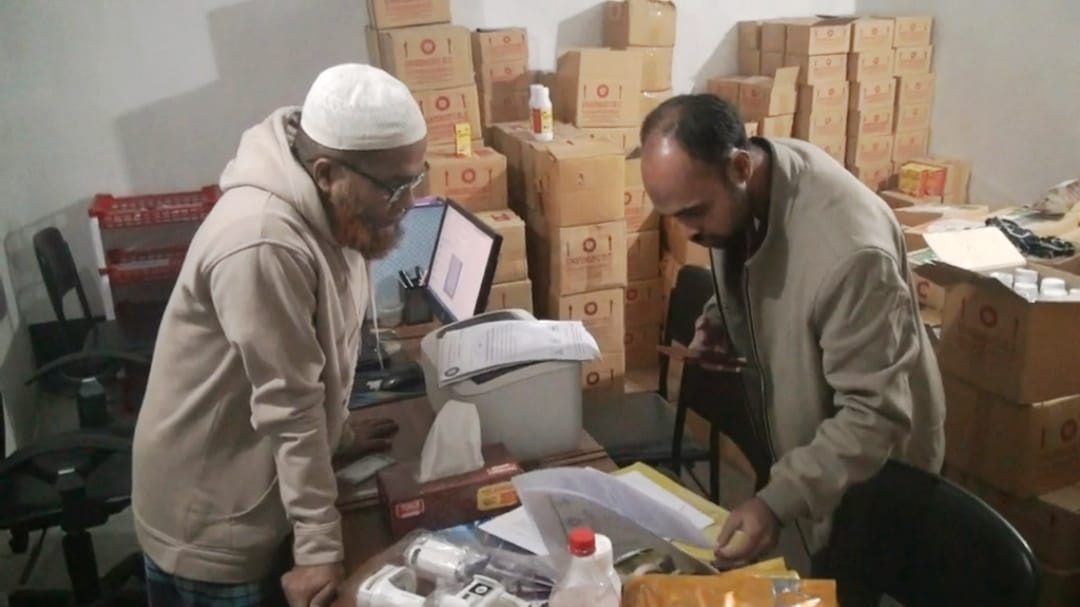 নাটোরে অবৈধ মৎস্য খাদ্য ওষুধ কারখানা সিল, বিপুল পণ্য জব্দ