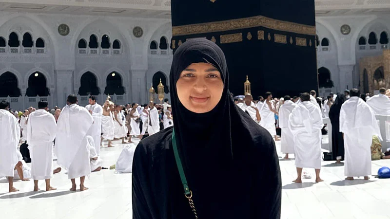 ওমরা করতে মক্কায় চিত্রনায়িকা বর্ষা