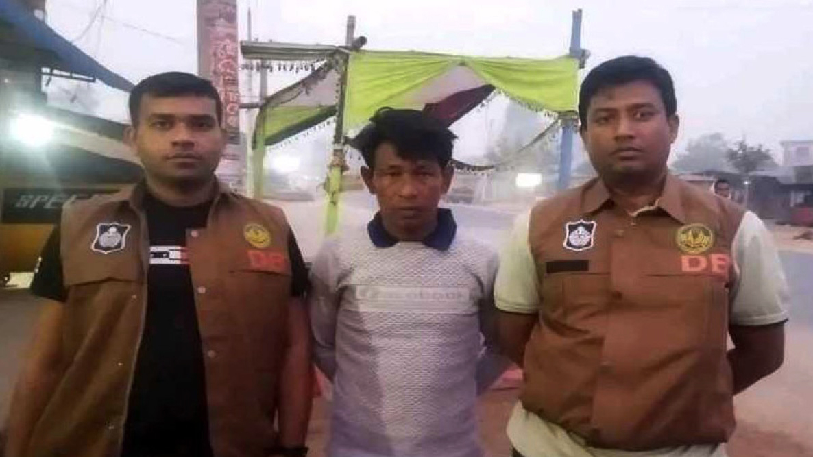 অটোরিকশায় ছাত্রীর  সামনে অশোভন আচরণের  অভিযোগে বখাটে গ্রেফতার