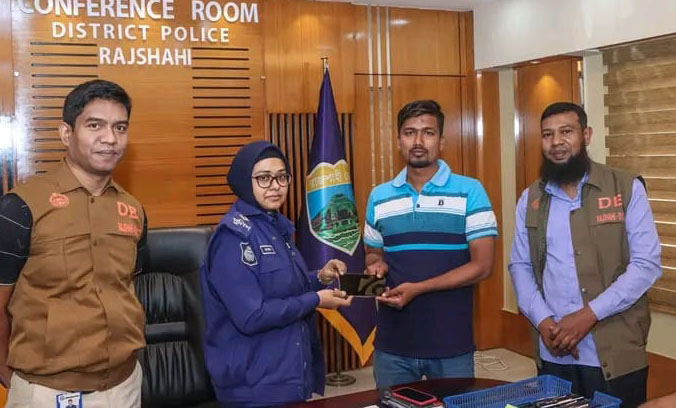 হারিয়ে যাওয়া ২৪টি মোবাইল ফোন ফিরিয়ে দিলেন রাজশাহীর এসপি