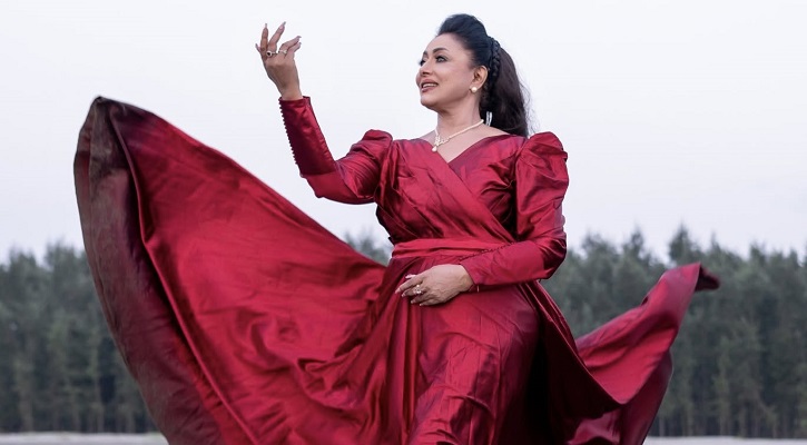 সত্তরে এসেও মুগ্ধতা ছড়াচ্ছেন রোজিনা