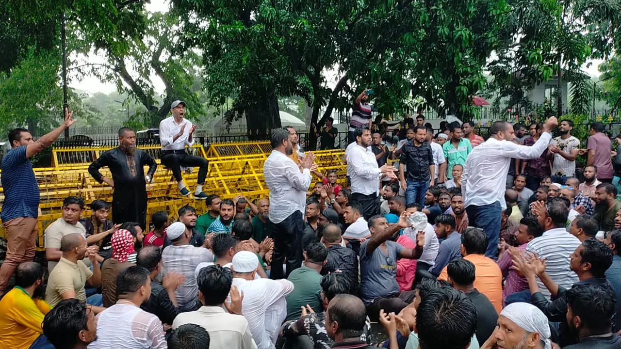 আলোচনায় যত ‘পদত্যাগ দাবি’