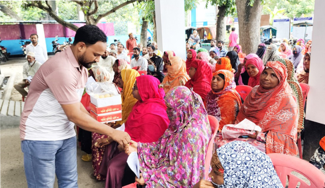 জামায়াত নেতা এটিএম আজহার খালাস পাওয়ায় রাজশাহীর পবায় মিষ্টি বিতরণ