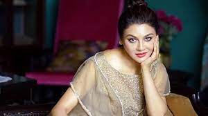 হঠাৎ তুমুল আলোচনায় জয়া