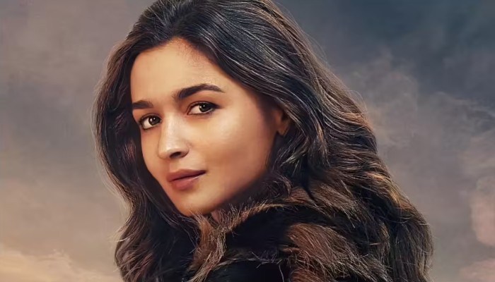 গাড়িচালক ও গৃহকর্মীকে বাড়ি উপহার দিলেন আলিয়া ভাট