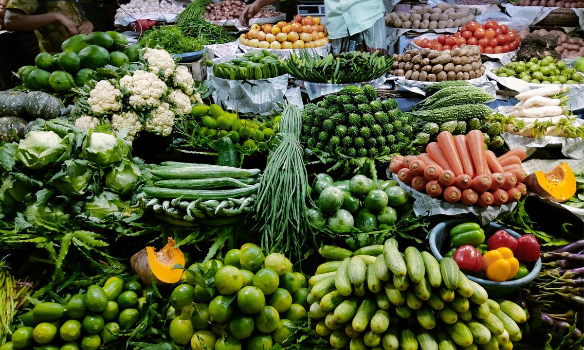 সবজির বাজারে উত্তাপ, বিপাকে মধ্যবিত্তরা