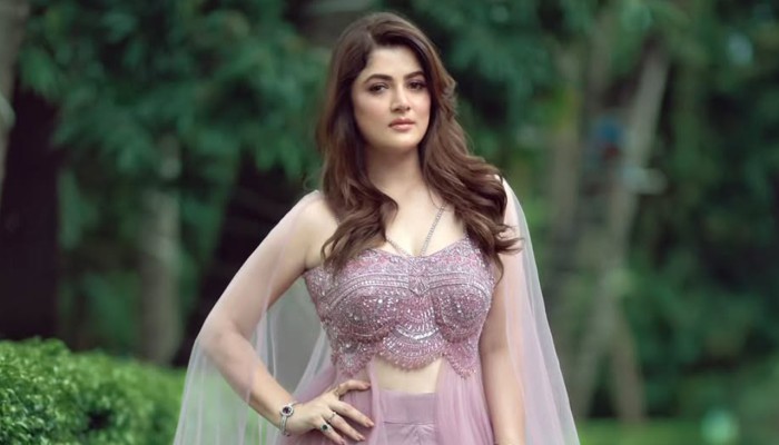 লেহেঙ্গায় মুগ্ধতা ছড়ালেন শ্রাবন্তী