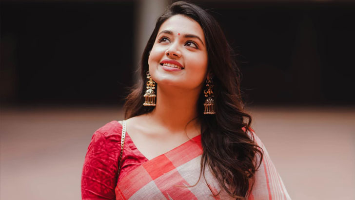 শিক্ষার্থীদের সংবর্ধনায় পোশাক নিয়ে সমালোচনার মুখে ফারিণ