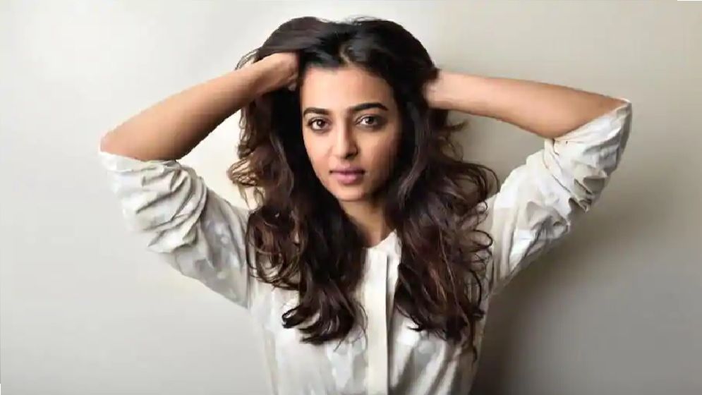 চা-কফি নয়, বিশেষ পানীয় পান করেন রাধিকা