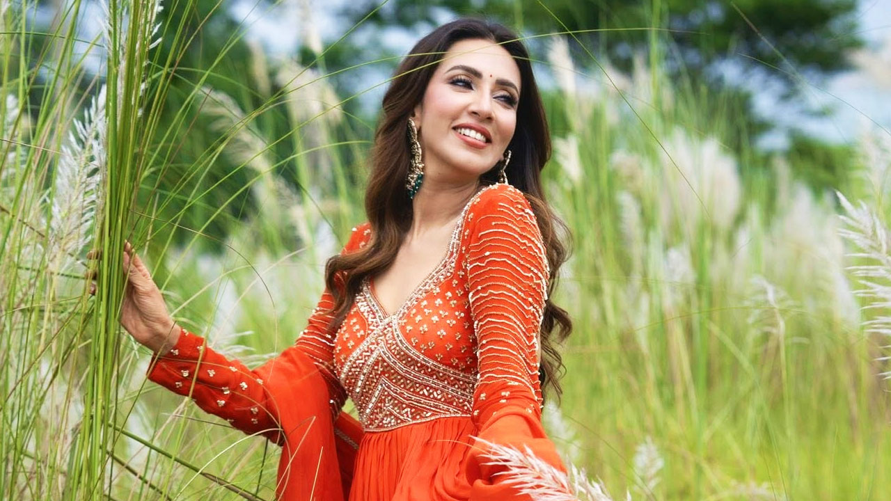 শরতের আবহে মিমের মুগ্ধতা