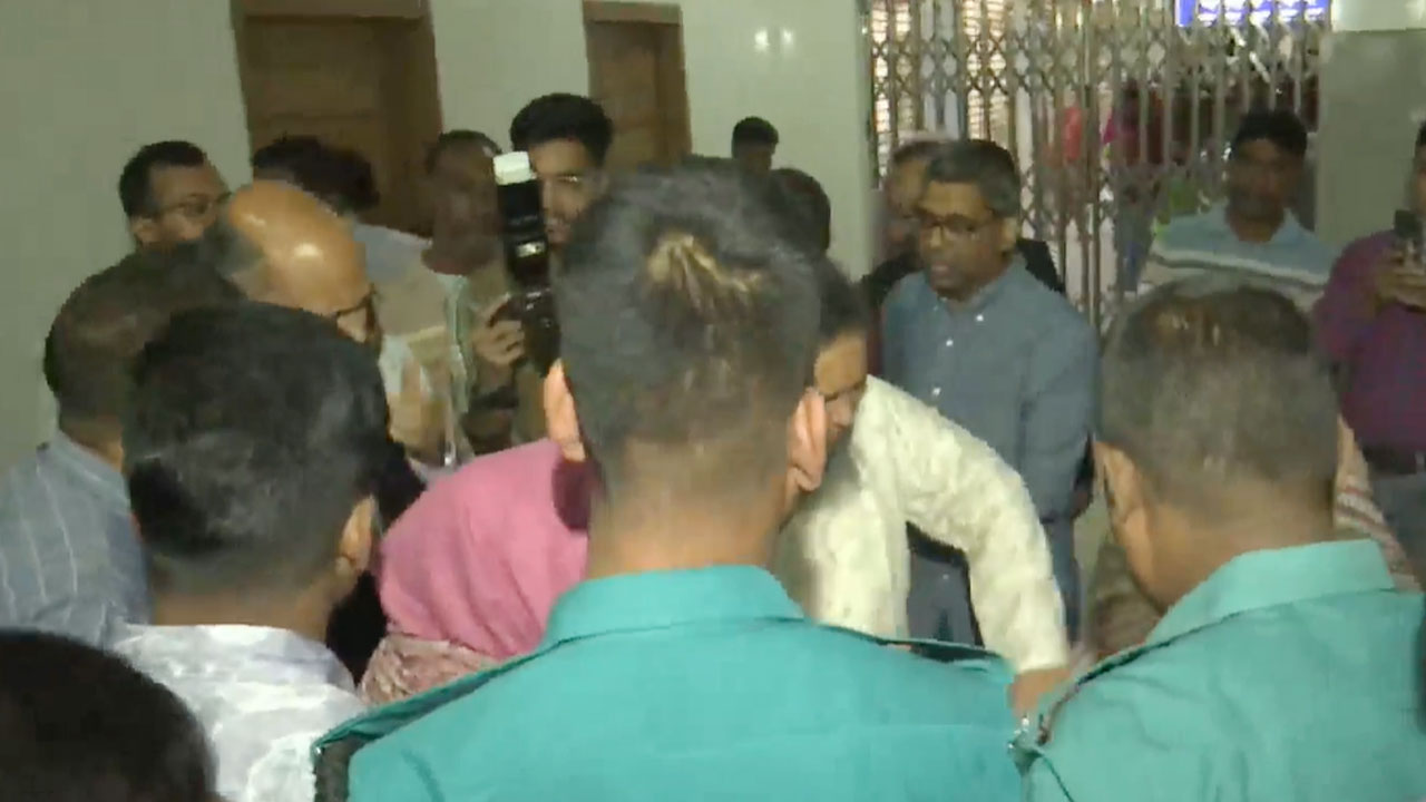 রাজশাহীতে বিচারকের বাসায় ঢুকে ছেলেকে কুপিয়ে হত্যা, স্ত্রী জখম