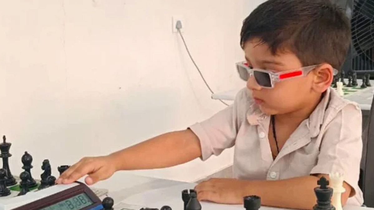 ৩ বছর বয়সেই দাবার আন্তর্জাতিক খেলোয়াড়ের স্বীকৃতি পেল সর্বজ্ঞ