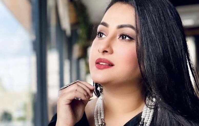 কালো শাড়িতে গ্ল্যামারাস পূর্ণিমা