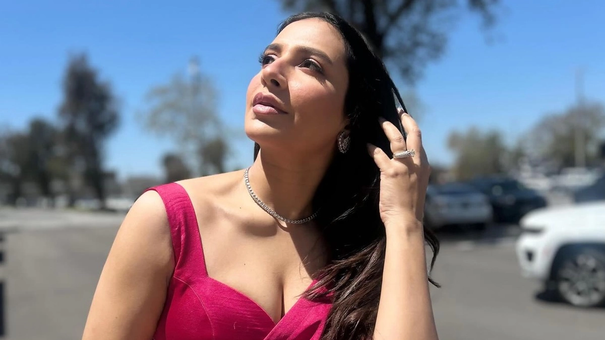 তোপের মুখে শুভশ্রী