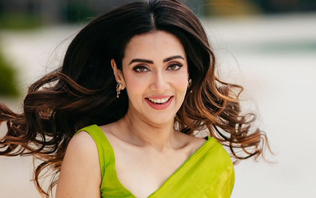 সৈকতে নতুন বছরের শুরু মিমের