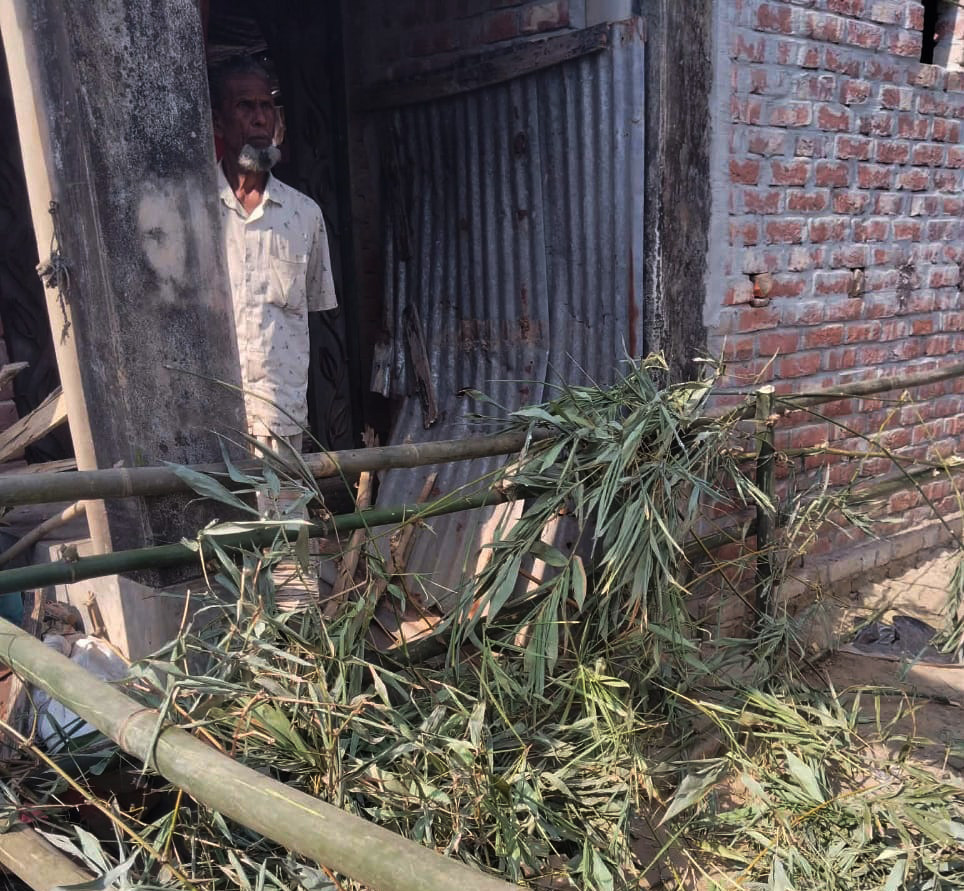 দরজার সামনে প্রতিবেশীর বাঁশের বেড়ায় অবরুদ্ধ পরিবার