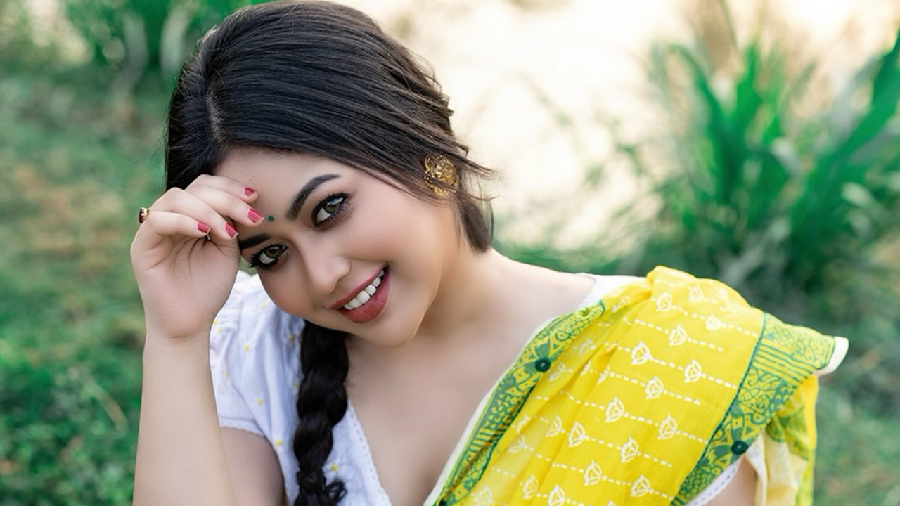 হলুদ শাড়িতে ভাবনা