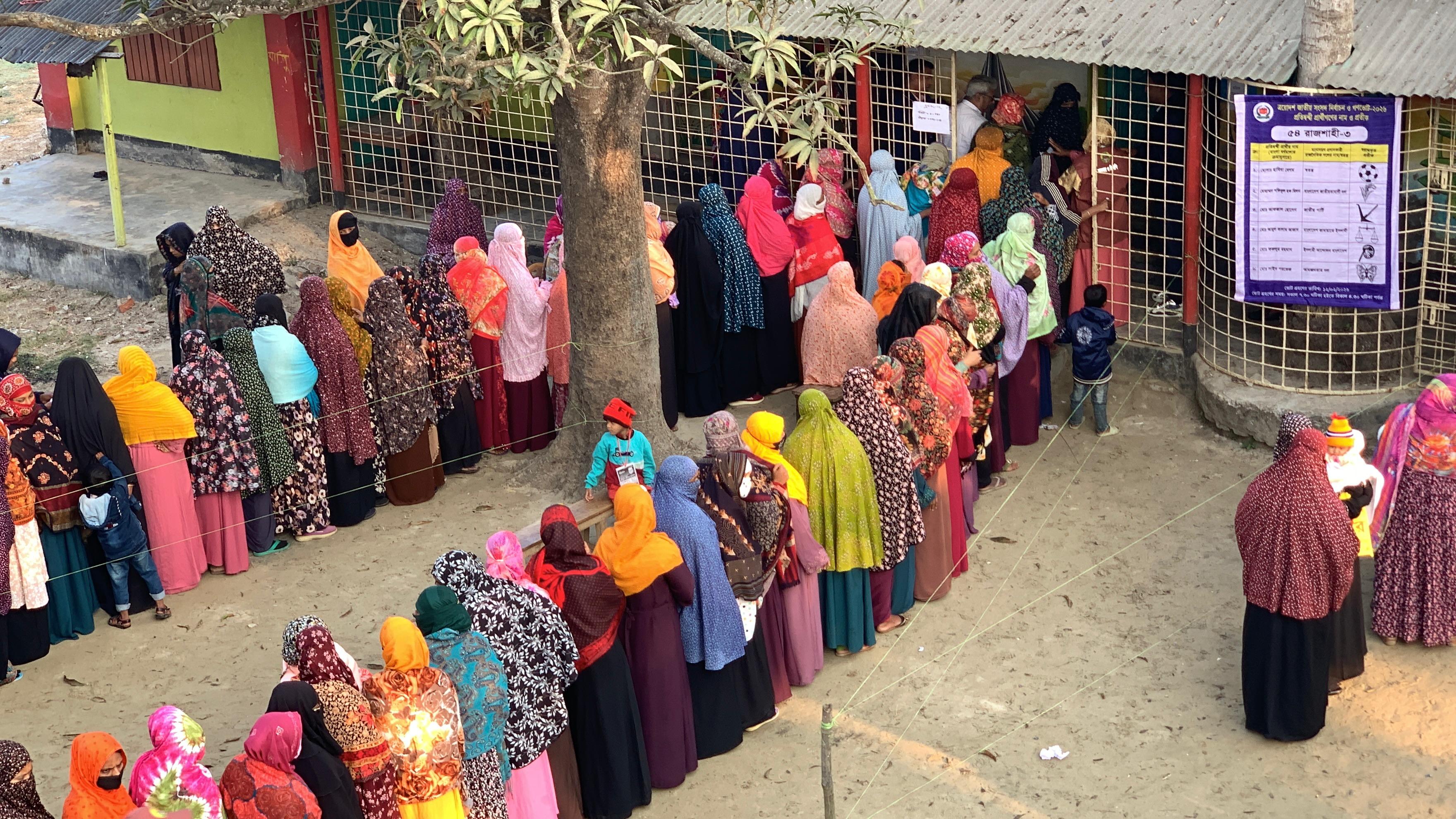 রাজশাহীতে উৎসবমুখর পরিবেশে ভোটগ্রহণ শুরু,  কেন্দ্রে কেন্দ্রে দীর্ঘ লাইন