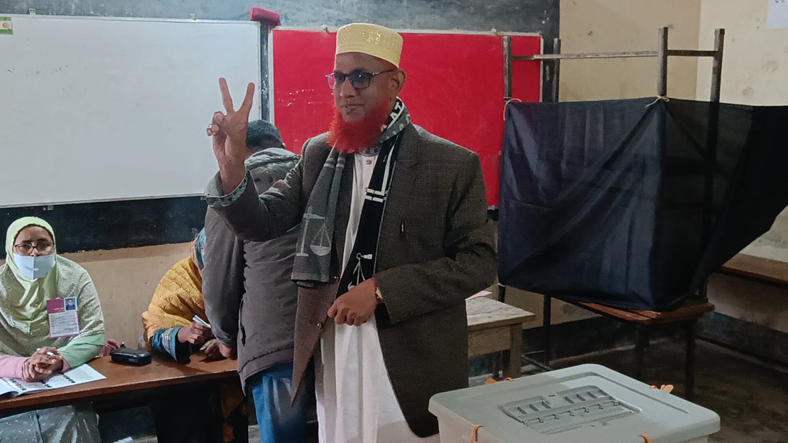 লাইনে দাঁড়িয়ে ভোট দিলেন বাগমারা আসনের জামায়াত প্রার্থী ডা, বারী