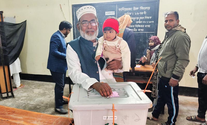 রাজশাহী-৩ আসনে  ভোট দিলেন দাড়িপাল্লার প্রার্থী আবুল কালাম আজাদ