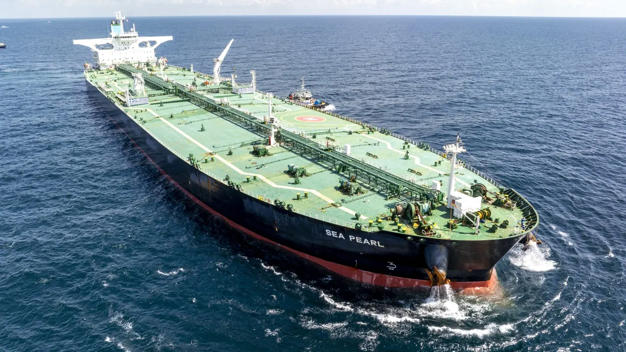 দেশের জ্বালানি তেলের বাজারে স্বস্তির খবর, আসছে বড় চালান