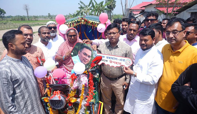 প্রধানমন্ত্রীর পক্ষ থেকে অটোরিকশা পেলেন রাজশাহীর টুলি বেগম
